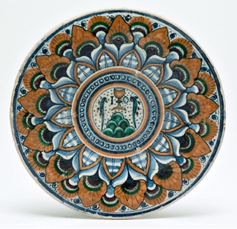 Piatto con decoro ad 